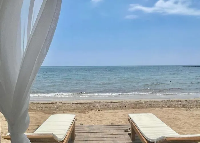 Peaceful Run-a-way By The Sea Vokolidha