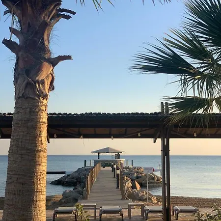 Peaceful Run-a-way By The Sea Vokolidha