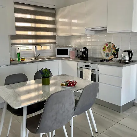 Peaceful Run-a-way By The Sea Vokolidha