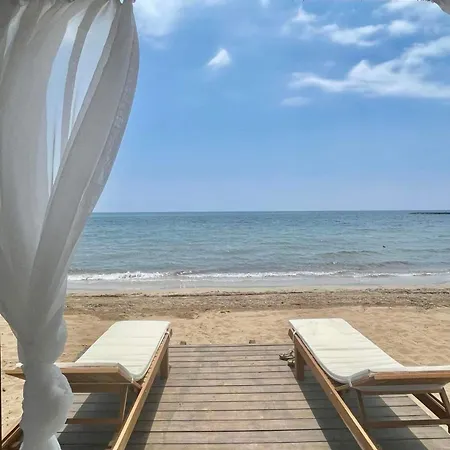 Peaceful Run-a-way By The Sea Vokolidha