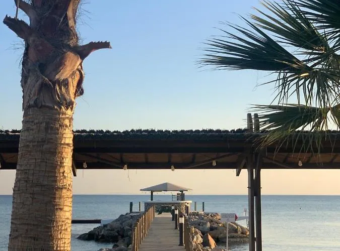 Peaceful Run-a-way By The Sea Vokolidha