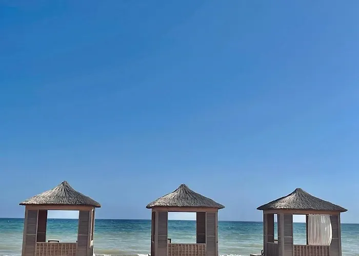 Peaceful Run-a-way By The Sea Vokolidha