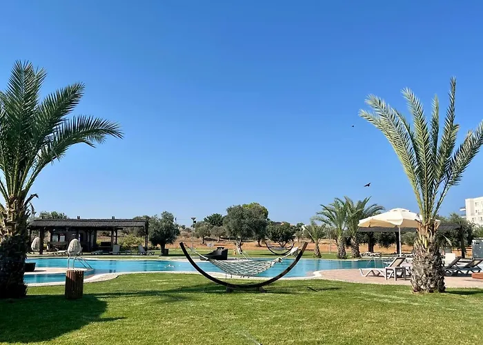 Peaceful Run-a-way By The Sea Vokolidha