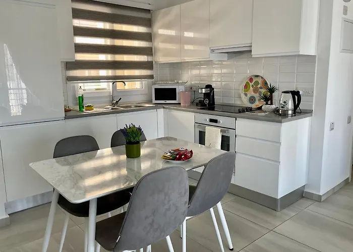 Peaceful Run-a-way By The Sea Vokolidha